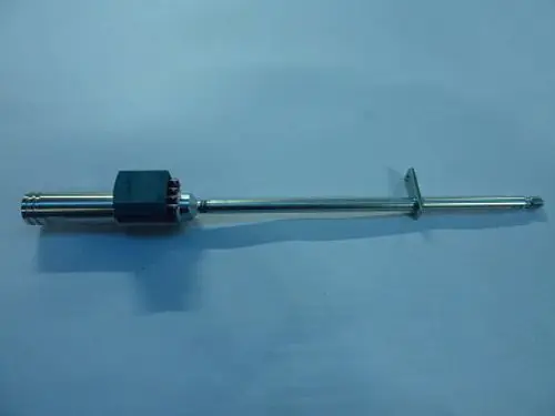 Remeha Düsenstock mit einem metallischen, schlanken Design und einer seitlichen Halterung zur Montage. Geeignet für Anwendungen in Heizsystemen.